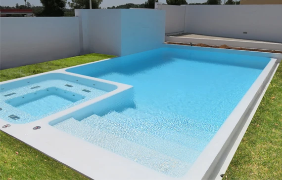 Piscina con zona jacuzzi de microcemento en Sevilla