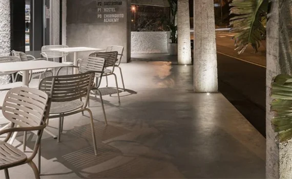 Terraza restaurante con microcemento Microstone en suelo